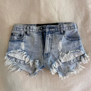 Ljusblå jeansshorts - Supersnygga jeanshorts från one teaspoon, midjemått 36 tvärs över, passar inte mig så har tyvärr inga bilder på💕💕
