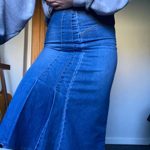 vintage jeanskjol  - Säljer en midi-kjol i jeans💕Den har figurnära passform och passar mig med storlek s/m. Köpt second hand och är så fin med en vintage look!
