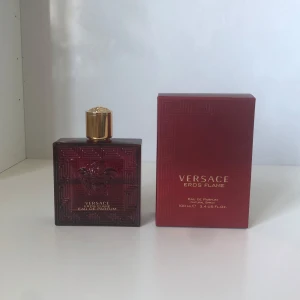 Versace Eros Flame 🔥 - Säljer Versace Eros Flame EDP, ungefär halva kvar (50/100ml), parfym + box tillkommer. 100% äkta men går att kolla under flaskan eller under boxen för att vara säker, priset går att diskutera!