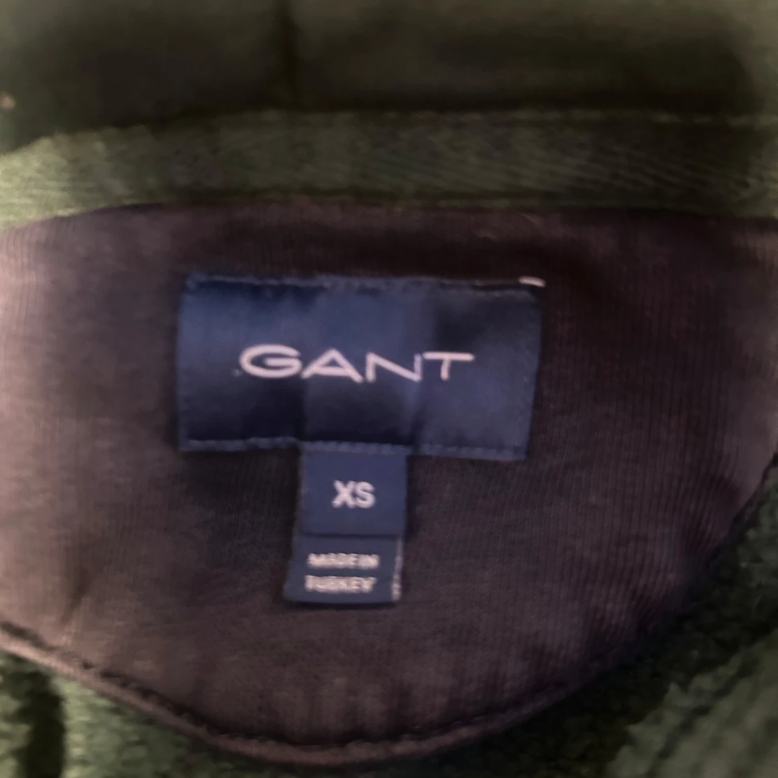 Mörkgrön hoodie från GANT - 2