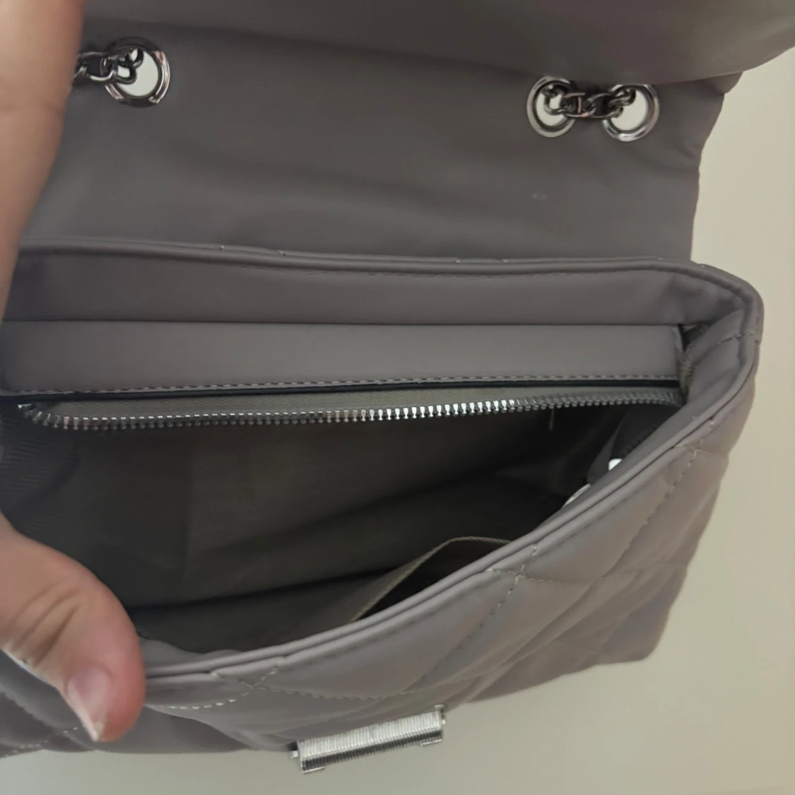 Grå quiltad axelväska med kedjerem - 1