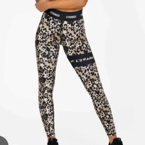 Stronger leopard tights - Snygga leopard träningstights från Stronger!😍 Vad jag vet går de inte att köpa längre så här är din chans! Använda 2 endast två gånger så som nya. Köpta för 600!🔥🐆