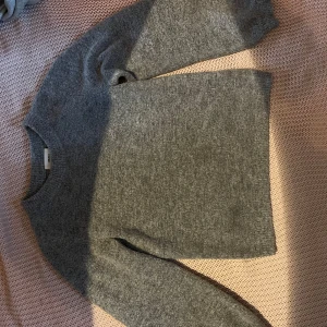 Grå stickad tröja från Object - Mysig grå stickad tröja från Object med rund halsringning och långa ärmar. Enkel och stilren design som passar perfekt till vardags. Tröjan är mjuk och har en klassisk passform.