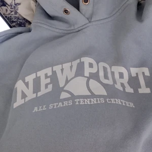 Croppad Hoddie (2st) - 2st croppade hoddie's med text.                                    ‼️Säljer båda för 100kr alt en för 70kr, vill du bara köpa en så skriv till mig innan!‼️                                                          Den ljusblåa är från Lager 157 och är i Storlek L/XL och den Vita är från H&M i storlek L!  De är endast provade!  