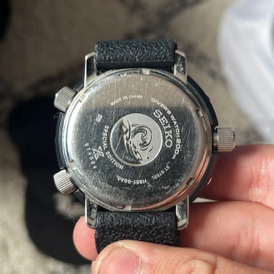 Seiko Prospex Special Edition dykarklocka - Säljer en Seiko Prospex Special Edition dykarklocka med svart urtavla, pepsi-randig vridring (röd och blå) och tydliga index. Klockan har svart skinnarmband och flera tryckknappar på sidan. Vattentät till 200m och robust design.