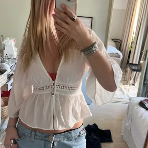 💕Blus från zara💕 - Säljer min ursnygga blus från zara med broderade detaljer, då den tyvärr inte kom till användning. Luftigt och skönt material. Nyskick