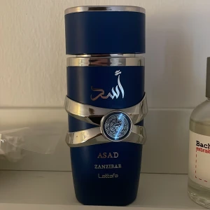 Parfym sampel lattafa asad zanzibar - Säljer parfym sampels. 1,2,3,4,5ml.   Hör av dig så kommer vi överens om ett billigt och bra pris!