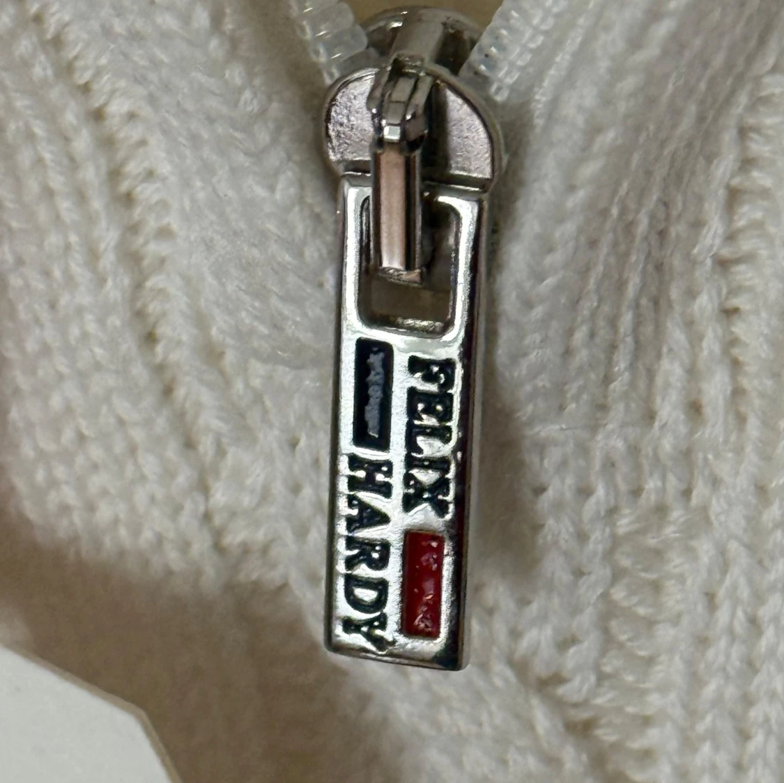 Vit stickad tröja med dragkedja från Felix Hardy - 2