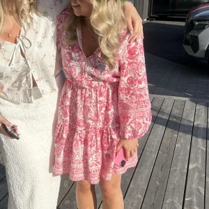 Rosa och vit blommig klänning med v-ringning - Super söt rosa och vit klänning, använd endast 1 gång och säljer på grund av att jag inte använt den💕 skriv privat för fler bilder💕
