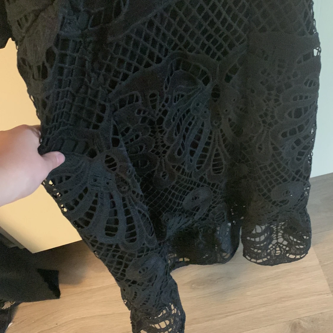 Svart spetsklänning med puffärm - 2