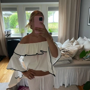 Vit offshoulder blus - Säljer denna vita offshoulder blusen från Zara. Helt i nyskick och perfekt nu inför sommaren! Pris kan diskuteras!!