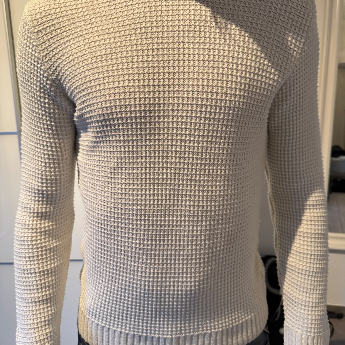 Beige stickad tröja med strukturmönster