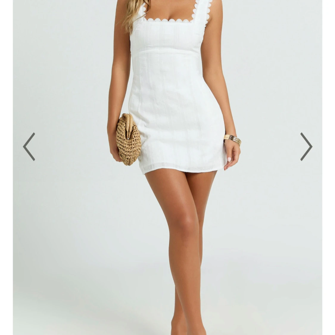 Vit kortklänning med scallop-detaljer - 1