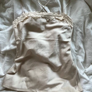 silkes topp med blommor  - jätte söt silkes topp med blommor, den är även lite djup i ryggen 💓