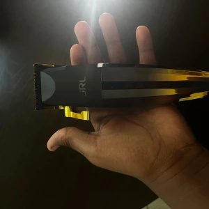 JRL maskin 2020c - Säljer en JRL 2020C, en kraftfull och pålitlig klippmaskin som är perfekt för både professionellt bruk och hemmabruk. Maskinen är känd för sin tysta gång, starka motor och långa batteritid – ett självklart val för frisörer som vill ha kvalitet och precision i varje klipp.  Specifikationer: 	•	Modell: JRL 2020C 	•	Motor: Kraftfull, tystgående motor 	•	Batteritid: Upp till 4 timmar 	•	Laddtid: Ca 3 timmar 	•	Justerbart skär (0,5–3,5 mm) 	•	Digital display med batteristatus 	