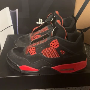 Jordan 4 red thunder - Säljer ett par Jordan 4 red thunder, självklart äkta köpta ifrån SNS! Skorna är i storlek 44.5, box hänger givetvis med.  