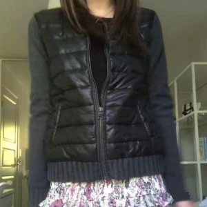 Svart cardigan  - Säljer denna cardigan jackan, då den tyvärr inte kommer till användning. Skriv om du har några frågor! Tryck gärna på köp nu🩷