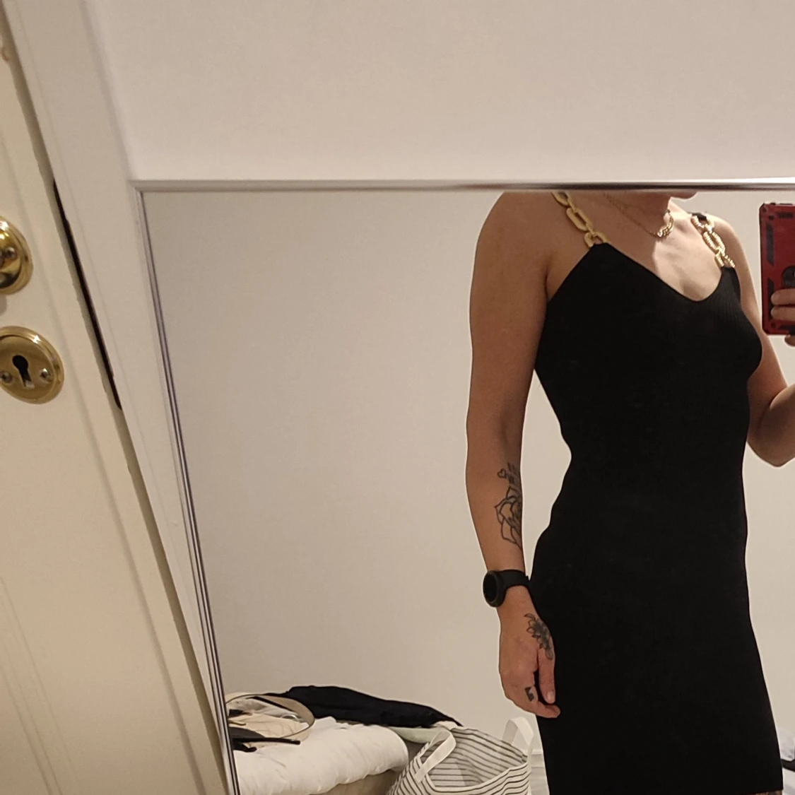 Svart klänning med smala axelband - 1