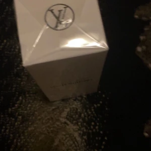 Imagination parfym från Louis Vuitton - Säljer en lyxig parfym från Louis Vuitton Imagination. Flaskan är elegant och genomskinlig med blå toner och svart kork. Förpackningen är vit med stilren design och Louis Vuitton-logga på toppen. Ej äkta därav priset.