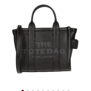 Marc Jacobs väska - Säljer en svart handväska från Marc Jacobs i ministorlek. Den kommer tyvärr inte till användning längre. Nypris ca 4350. I jätte fint skick, inga defekter på både utsidan och insidan. Kommer med sin dustbag.