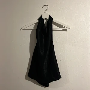 Halterneck top med öppen rygg - Använd 2 gånger och säljer då den är förliten för mig 