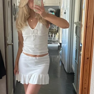 Vit kjol med volangkant - Så himla gulligt set!! Lite djerf-avenue stil, perfekt till sommaren  (helt slutsåld på hemsidan)! Endast provad av mig så det är så gott som nytt💕🩷🌸  ❗️Kjolen är i storlek S och toppen i storlek xs🫶 Nypris 798kr