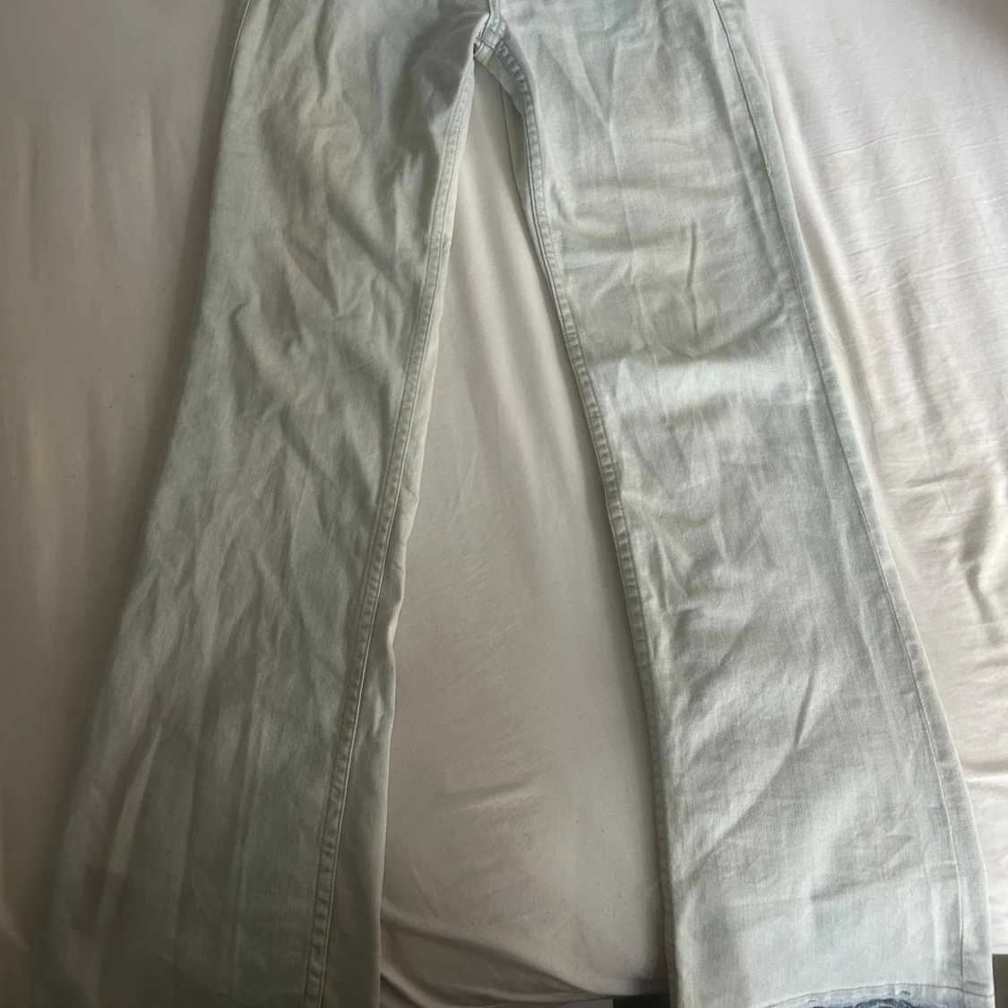 Ljusblå bootcut jeans med snygga fickor - 1