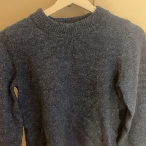 Blå stickad tröja från Object - Mysig blå stickad tröja från Object med rund halsringning och långa ärmar. Perfekt för kyliga dagar och enkel att matcha med olika outfits