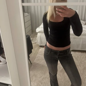 Svart gråa Jeans  - Säljer dessa svart gråa jeans som är köpt från Bershka. Tror inte dom säljer dessa längre på hemsidan. Har jeansen i storlek 36.🥰