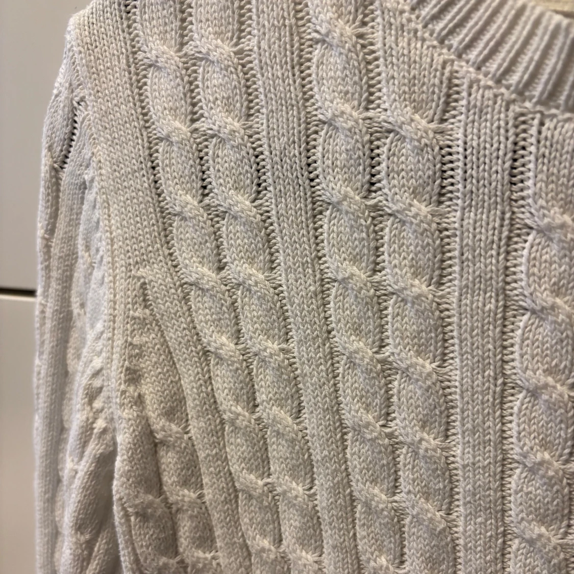 Vit kabelstickad tröja - 1