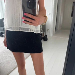 Svart kortkjol från H&M - Svart linnekjol fråm H&M! Aldrig använd💓mått finns bland bilderna