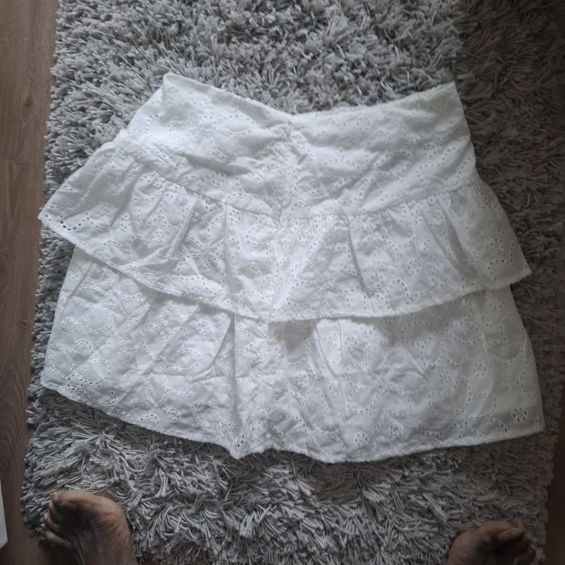 Vit volangkjol med broderade detaljer - 3