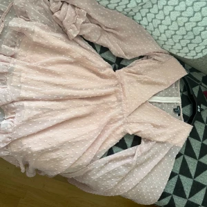 Ljusrosa klänning  - Supersöt ljusrosa klänning från boohoo med diskret prickigt mönster. helt oanvänd!