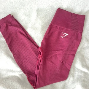  Seamless leggings Gymshark - Säljer ett par rödvin seamless leggings från Gymshark med hög midja och diskret mönster. Perfekta för träning och har en bekväm passform som sitter på plats. 