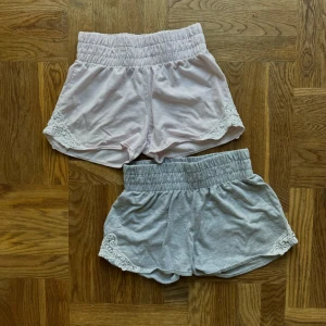Två par mjuka shorts med spetsdetaljer - Två par shorts i pastellrosa och ljusgrått med  spetsdetaljer vid bensluten. Är noppriga därför säljer jag billigt för båda.