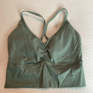 Sporttopp gymshark - Lite skrynklig men är i nyskick, rensar garderoben nu och denna har jag använt en gång. För liten för mig. 