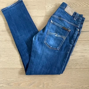 Nudie jeans  - Säljer nu dessa fräscha nudie jeans i modellen Thinn Finn storlek W32L32, slim fit! Väldigt bra skick inga tecken på användning. Nypris:1699kr, Mitt pris: 499kr! Skickar fort vid snabbt köp! Hör av dig vid några funderingar!