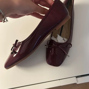 Vinröda ballerinaskor med rosett - Storlek 37