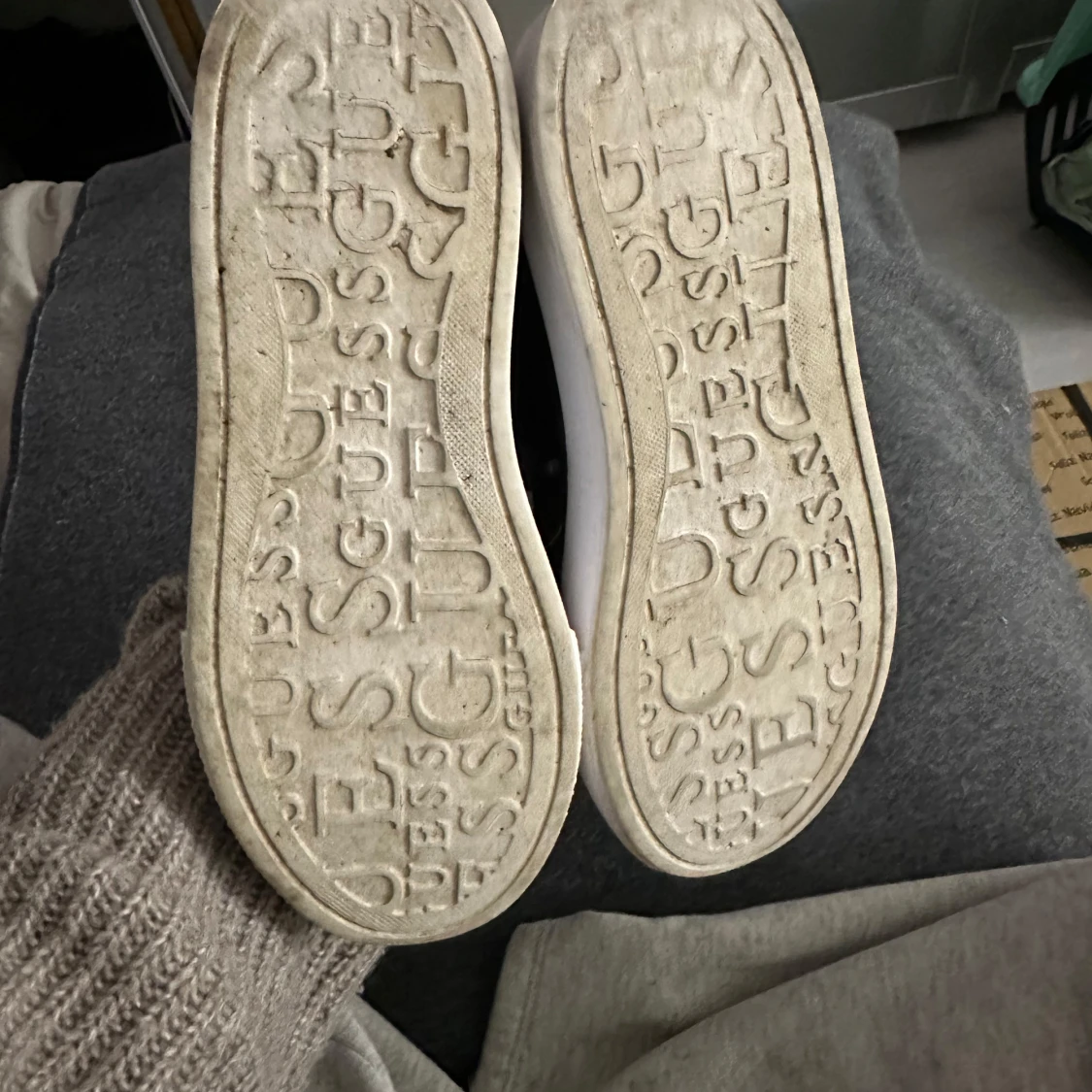 Svarta sneakers från Guess - 2