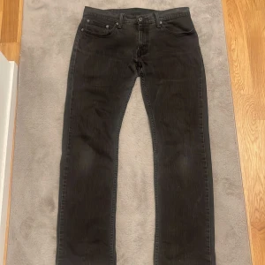 Svarta jeansbyxor från Levi's 514 - Säljer ett par svarta Levi's 514 jeans med klassisk femficksdesign och raka ben. Jeansen har rak passform och är tillverkade i ett slitstarkt denimtyg. Perfekta för dig som gillar en tidlös stil.