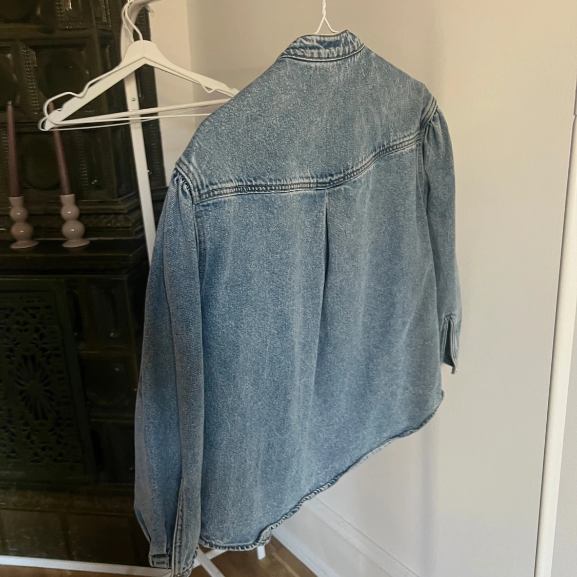 Ljusblå jeansjacka med puffärm - 3