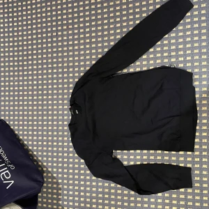 Hugo Boss stickad tröja - Stickad tröja från hugo boss, slim fit, riktigt bekväm och helt perfekt skick.