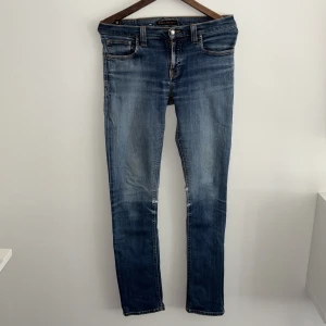 Nudie jeans  - Skit feta Nudie jeans som har snygga slitningar som gör dom unika. Jeansen har små defekter som man inte tänker på, annars är dom i mycket bra skick. Nya 1800 vårat pris endast 349. Först till kvarn 🙌🏻