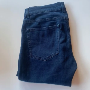 Mörkblå jeans från Acne Studios - Säljer ett par klassiska mörkblå jeans från Acne Studios. Jeansen har fem fickor, knappgylf och raka ben. Perfekta för dig som gillar stilrena och tidlösa plagg. Snygg passform och diskreta detaljer.