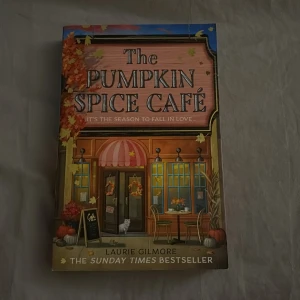 The Pumpkin Spice Café - Bra skick, kan finnas någon annotering i boken, men endast tabs (smala post-it’s). På engelska. Prisförslag uppmuntras 