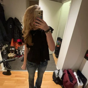 Miss me jeans  - Säljer mina jättefina miss me jeans då dom tyvärr inte passar mig längre. Midjemåttet är ca 41cm och innerbens längden är ca 87cm och är lite långa på mig som är 175. Köpa för 1300kr. Jeansen är lite öppna längst ner på ena benet som ni ser på bilden men absolut inget man tänker på