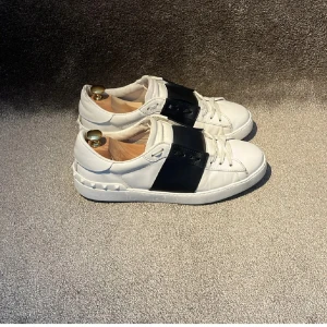 Valentino opens  - Säljer ett par vita Valentino opens med en svart tunga eller vad du vill kalla det. Jag köpte dom nyligen och har används få gånger 👍. Vid fler frågor, skicka dm. Dom är i storlek 42 men passar 43 också 🙌 (OBS‼️Tar gärna emot byten som tex: Maison margiela eller saint Laurent skor)