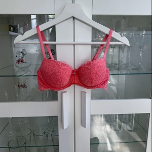 Korall/Rosa HunkeMöller spets bh ❤️ - En ny och oanvänd jättefin sexig aprikos/rosa spets bh med en gullig rosett och HunkeMöller loggan/märket i mitten mellan bysten i storlek 70C från HunkeMöller, enbart testad 1 gång och tvättad därefter! Den är i 71% Polyamid, 24% Polyester och 5% Elastan. Köptes för nypriset 369kr! FÖRST TILL KVARN!❤️(BUNDLERABATT VID KÖP AV FLER ARTIKLAR, KIKA MIN PROFIL!)