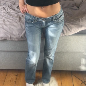 Lågmidjade jeans - Jätte fina lågmidjade jeans ifrån märket American Rag Cie, står inte storlek men skulle gissa på 34. Priset går att diskutera💞