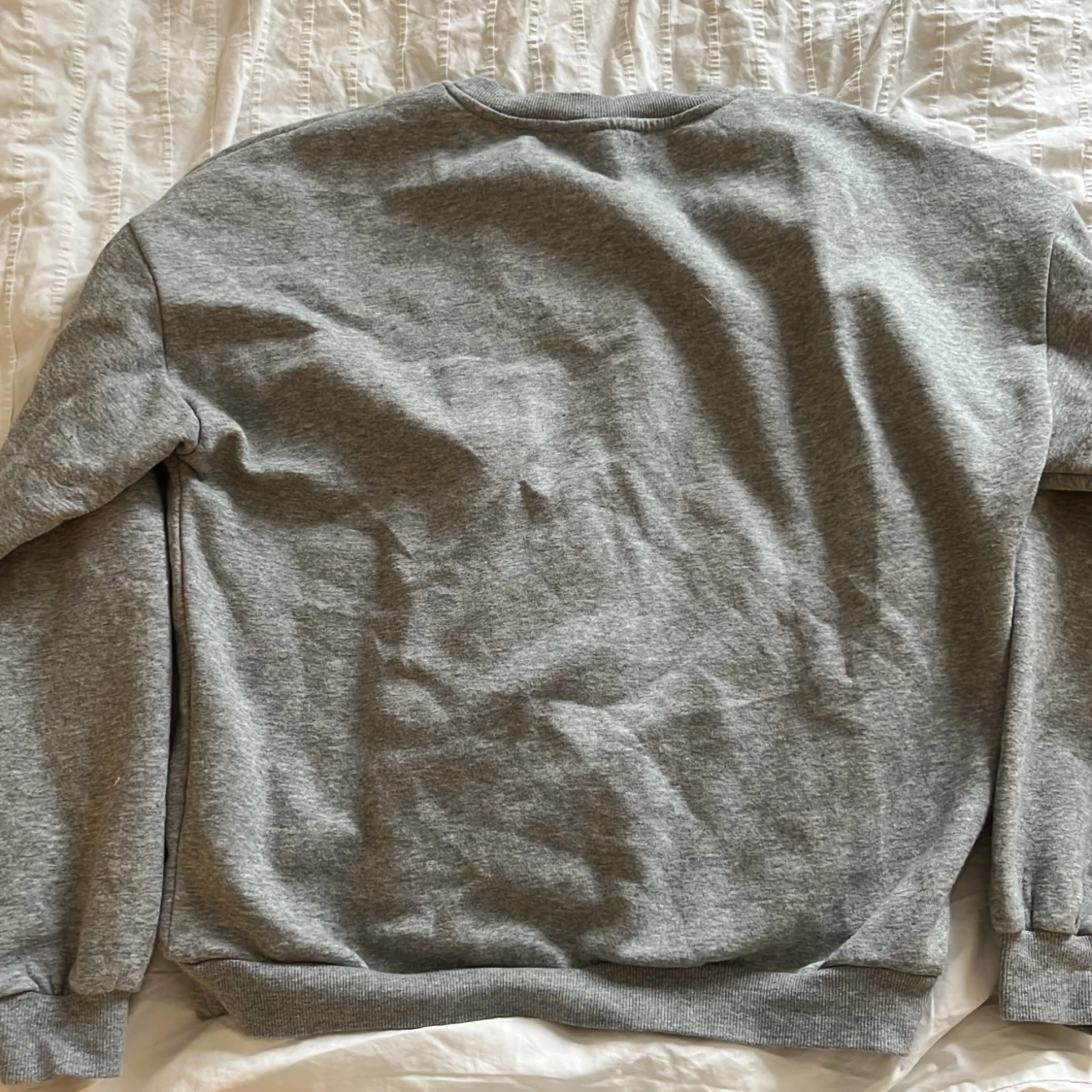 Grå sweatshirt med tryck från PIECES - 1